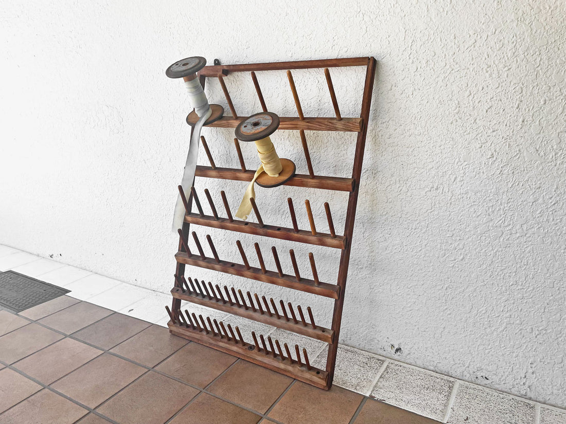 UKビンテージ UK vintage スプールホルダー spool holder 糸巻きホルダー ラック 壁掛け 6段 木製 リボンスプール2本付 カントリー 店舗什器 英国 中古品 買い取りしました。