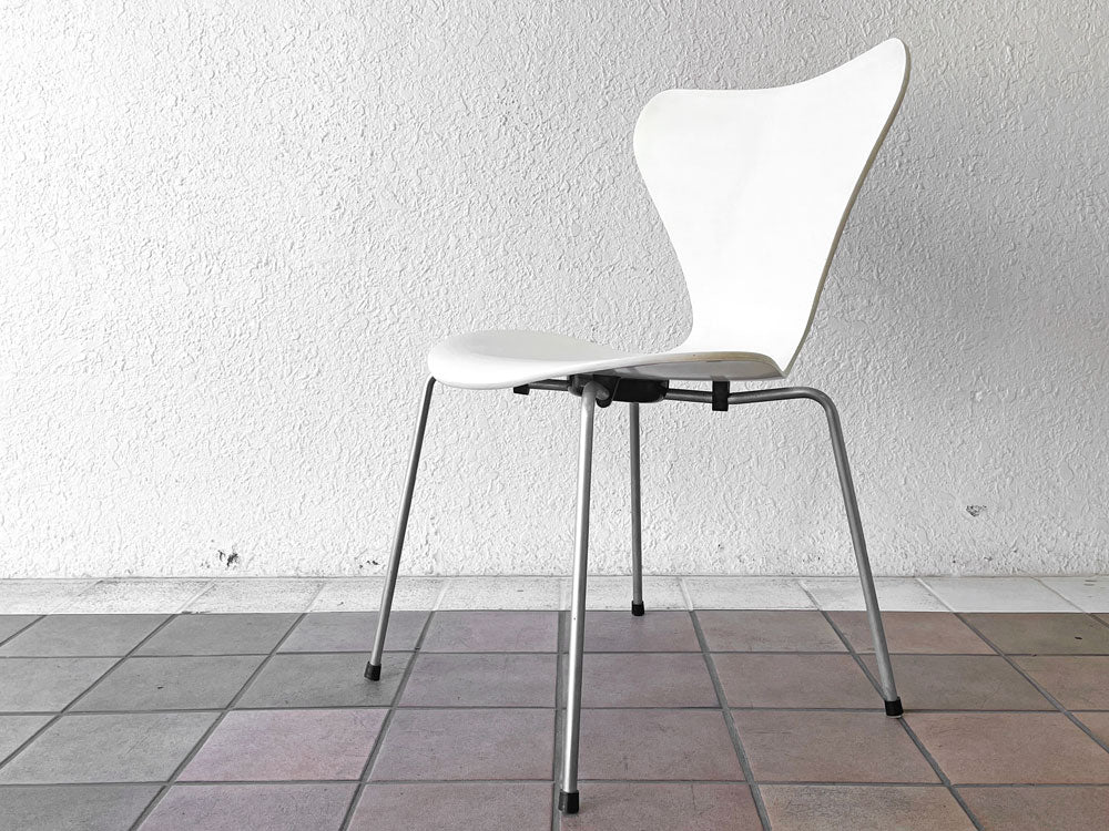フリッツハンセン Fritz Hansen セブンチェア ダイニングチェア スタッキングチェア ラッカー仕上げ ホワイト アルネ・ヤコブセン 70年代初期 FH黒カバー 旧ロゴ デンマーク 北欧 中古品 買い取りしました。