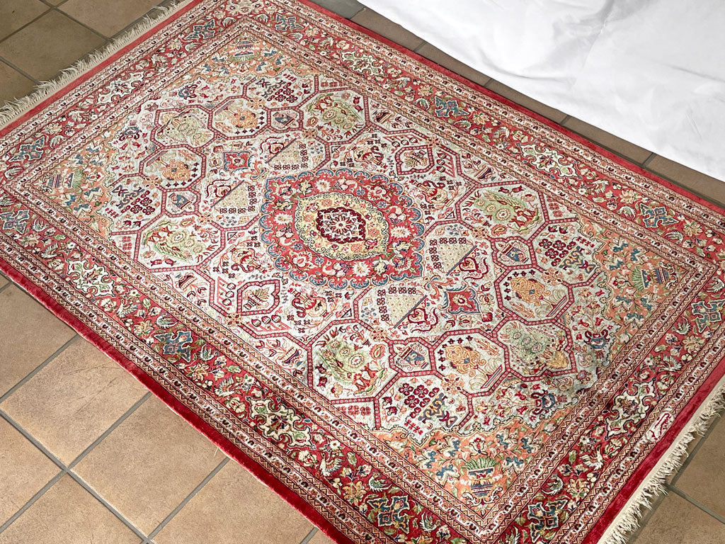 ペルシャ絨毯 Persian Rug クム産 シルク シャフィイ マシンメイド ～  一目見て『はっ』としたラグは、シルクで出来たペルシャ絨毯でした。 ～
