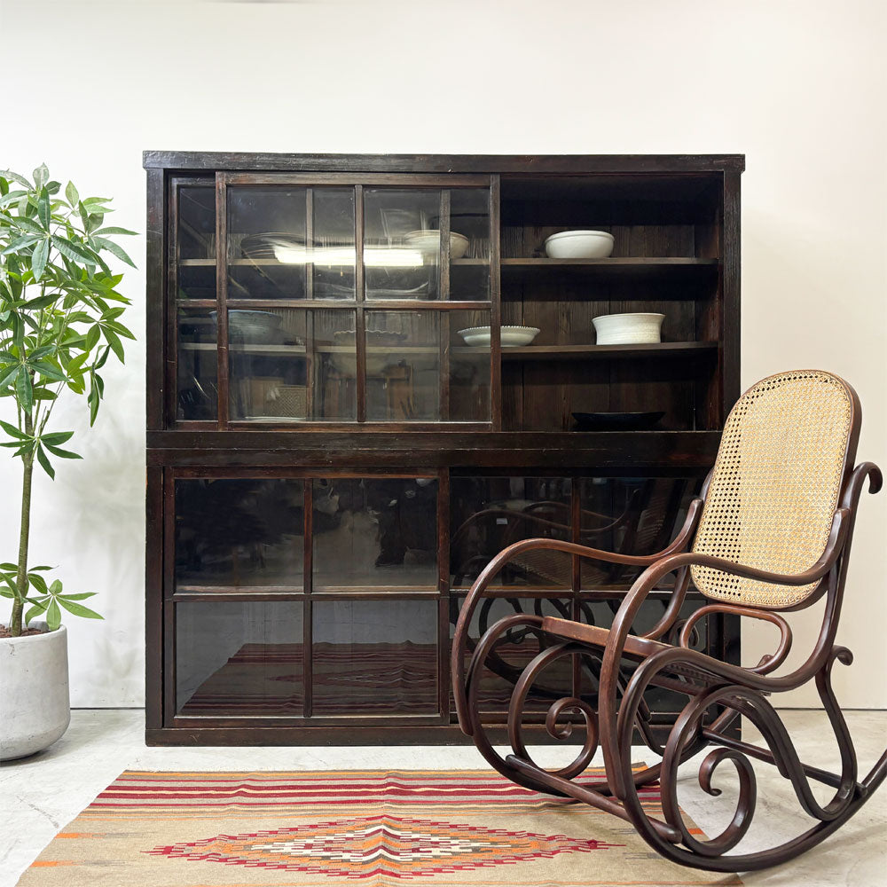【祖師ヶ谷大蔵店】ジャパンビンテージ Japan Vintage 古い木味の水屋箪笥 時代箪笥 食器棚 キャビネット ガラス 引き戸 和家具 日本家具 買取させていただきました。
