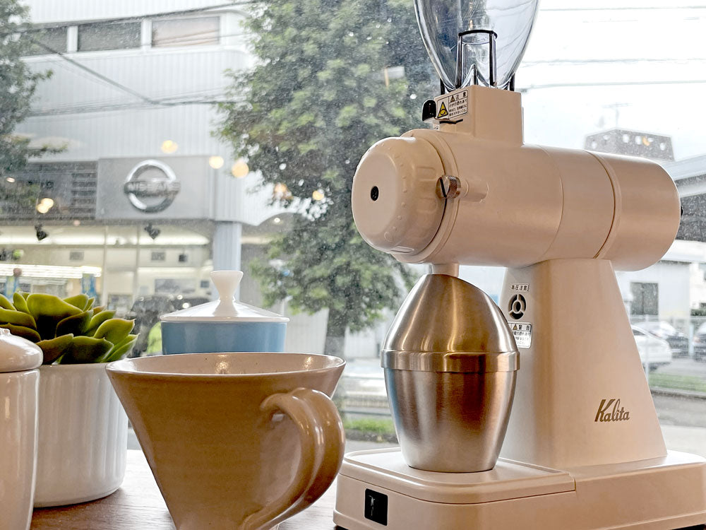 カリタ Kalita ネクスト NEXT G KCG-17 電動グラインダー コーヒーミル ステンレスカップ ホワイト 限定カラー 日本製 ～ 「コーヒーの季節」。 ～