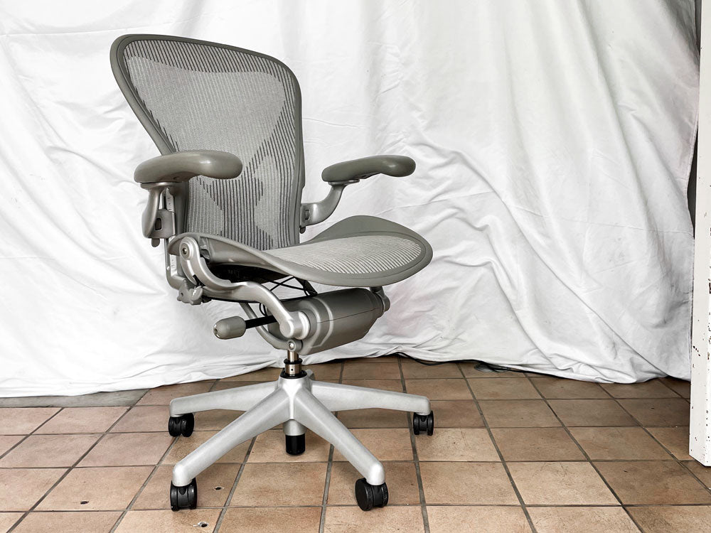 ハーマンミラー Herman Miller アーロンチェア Bサイズ グレー ポスチャーフィット フル装備 チタニウムベース ビル・スタンフ ＆ ドン・チャドウィック 中古品 買い取りしました。