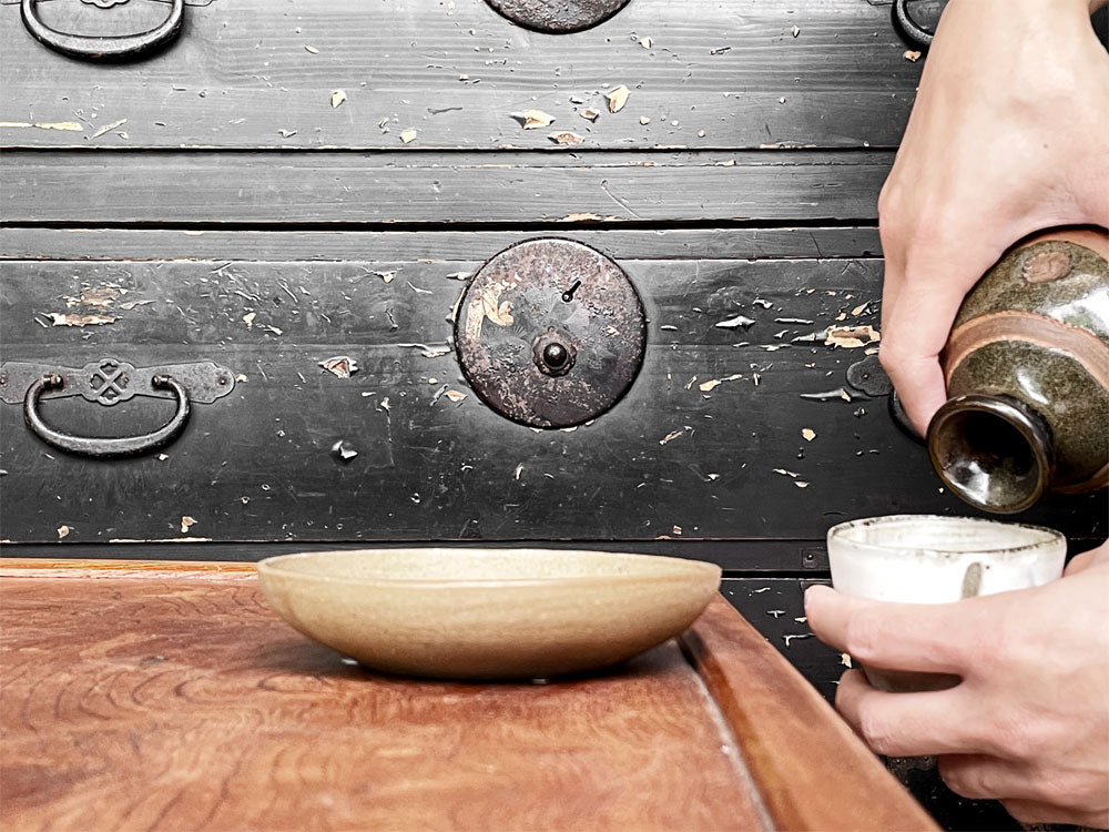 ジャパンビンテージ Japan Vintage 時代箪笥 杉材 黒漆  黒塗り 丸金具 蒔絵金具 和箪笥 古家具 希少 ～ 今此処に現存する、素晴らしい日本の文化。～