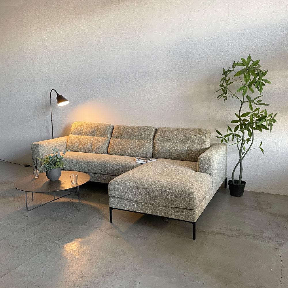 カッシーナ ・ イクスシー Cassina IXC. グラブ ホーム システム ソファ GRAB home System Sofa シリーズ G-03 2人掛け右片アーム & G-06 ロングシート 左片アーム & G-08 バックレストクッション×3個 カウチソファ セット 合計参考価格1,599,400円の品 FUN E240M エクリュ Eランク生地 ～ オーガニックなシルエットに相対するソリッドなボトムの絶妙なバランス ～