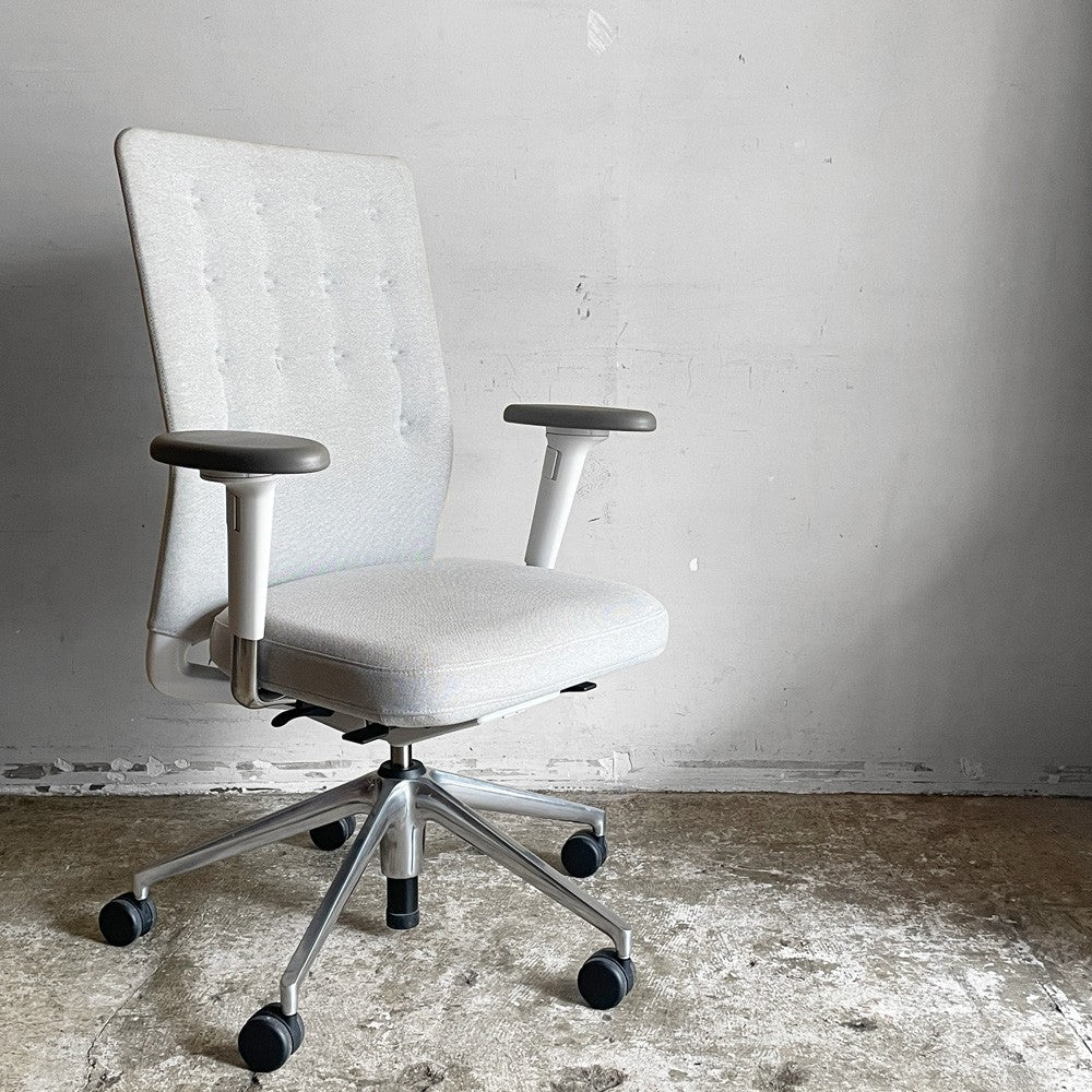 【自由が丘店】ヴィトラ vitra IDトリム ID Trim オフィスチェア デスクチェア ファブリックシート ライトグレー系 ハイバック 2Dアームレスト アントニオ・チッテリオ 参考定価￥209,000- 買取させていただきました。