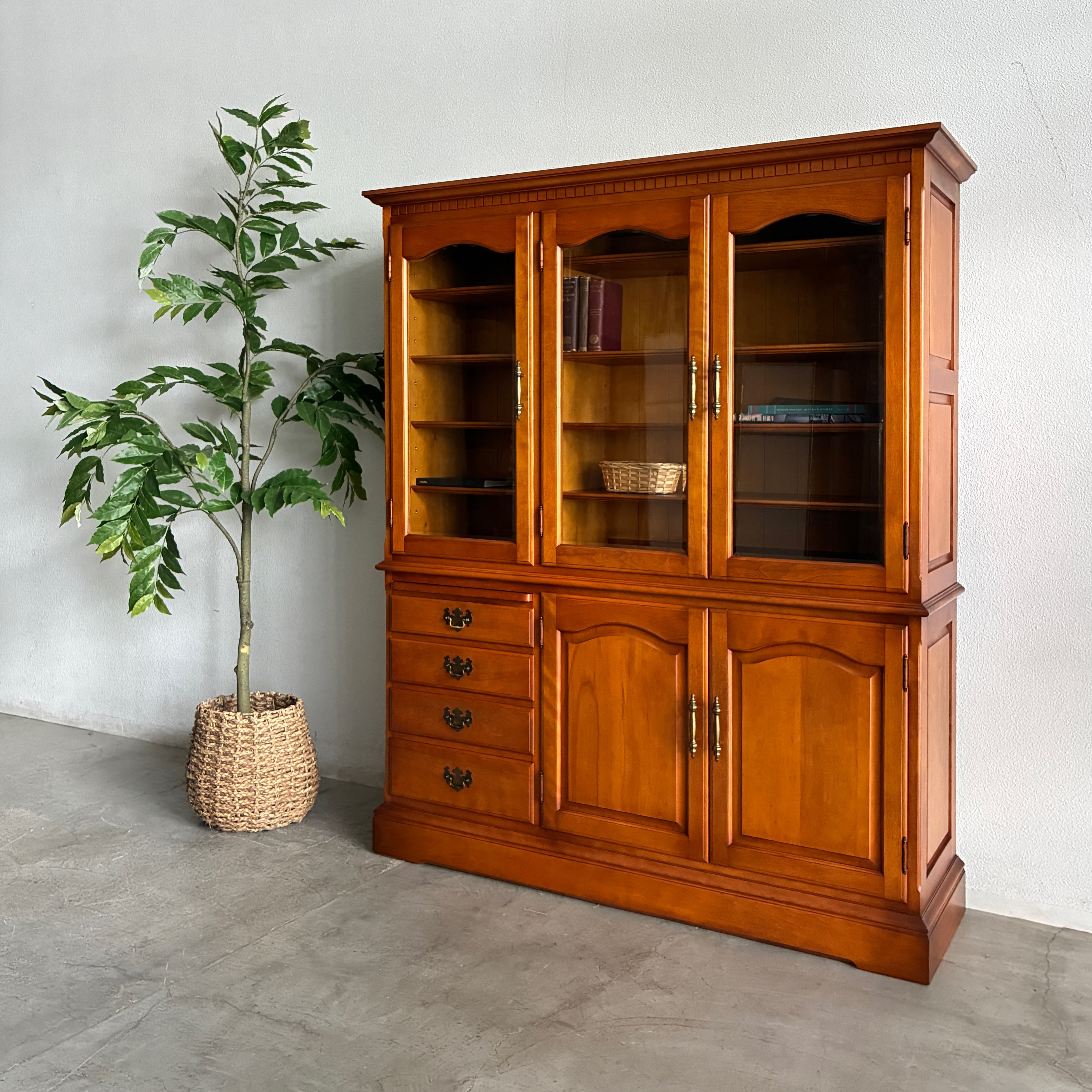 横浜 ダニエル Yokohama Daniel アーリーアメリカンシリーズ Early American Series A-204 チャイナキャビネット China Cabinet W1500 北海道産無垢樺桜材 高級収納家具 食器棚 カップボード 本棚 ブックケース 書棚 クラシック 飾り棚 トラディショナル 定価約107.8万円の品 ～ クラフトマンシップの魂が宿る横濱の百年家具 ～