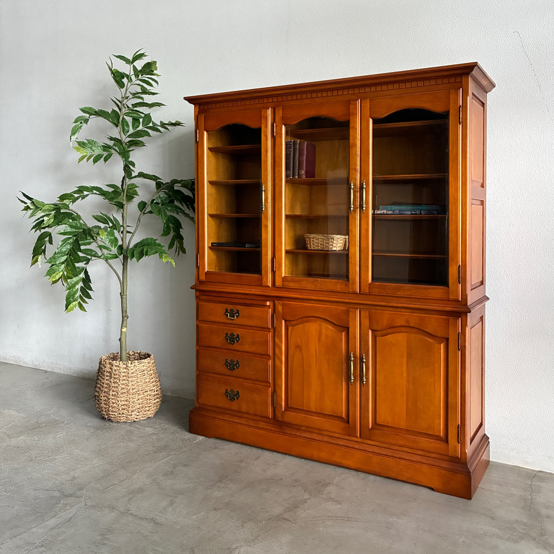 横浜 ダニエル Yokohama Daniel アーリーアメリカンシリーズ Early American Series A-204 チャイナキャビネット China Cabinet W1500 北海道産無垢樺桜材 高級収納家具 食器棚 カップボード 本棚 ブックケース 書棚 クラシック 飾り棚 トラディショナル 定価約107.8万円の品 ～ クラフトマンシップの魂が宿る横濱の百年家具 ～