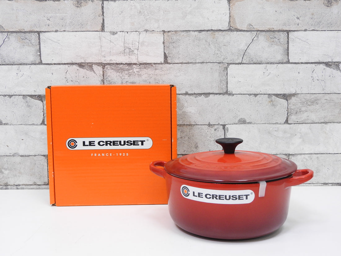 ルクルーゼ LE CREUSET シグニチャーココット・ロンド チェリーレッド Φ20cm 両手鍋 箱付 未使用品 定価￥33,000-  中古品  買い取りしました。