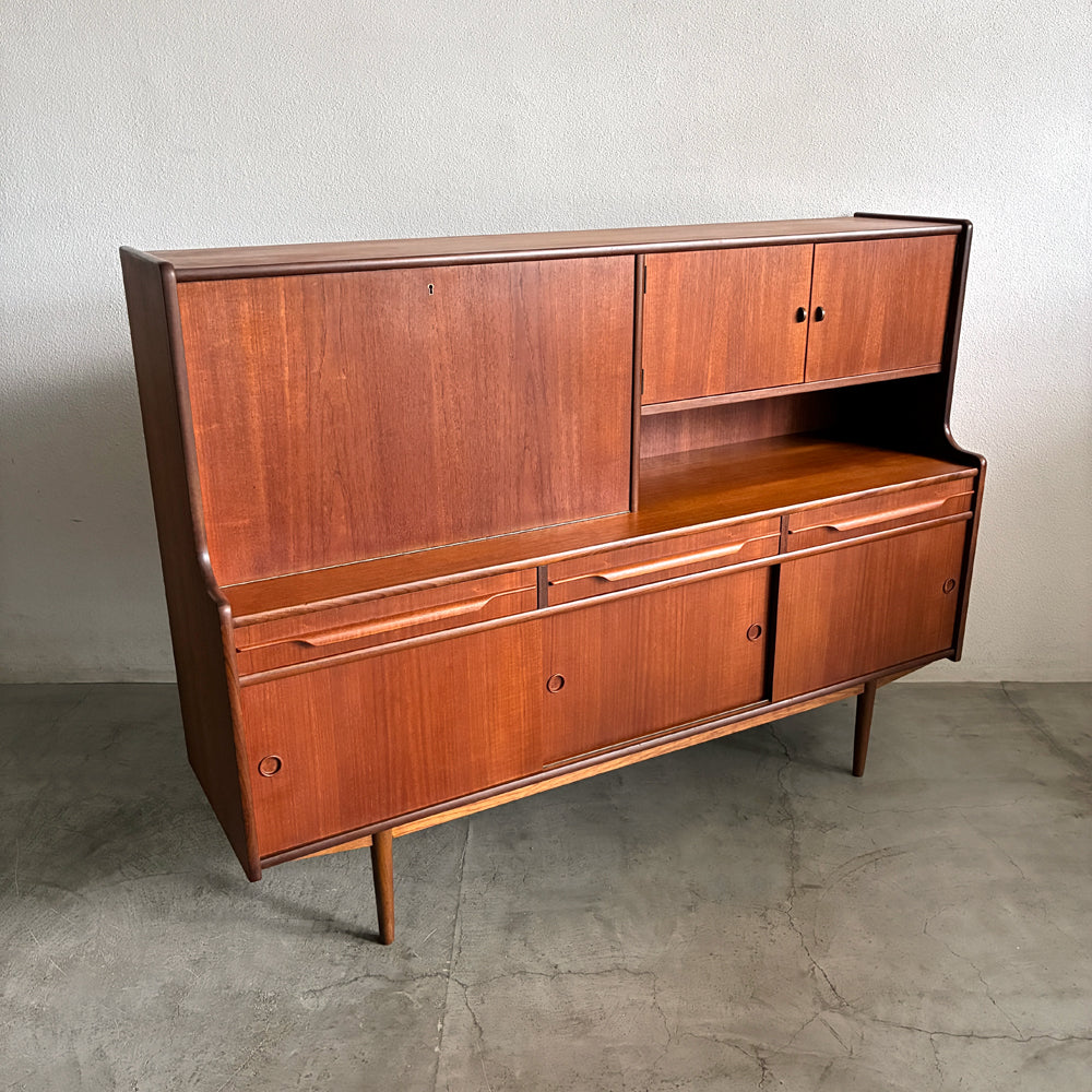 【登戸BASE店】デンマーク 1960's ビンテージ チーク材 ハイボード 北欧家具 ミッドセンチュリー ライティングビューロー 本棚 セクレタリーブックケース 飾り棚 ハイサイドボード 食器棚 ホームバー 収納家具 リビングボード 買取させていただきました。