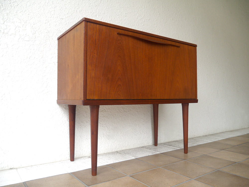 LYBY MOBLER 60年代 ビンテージ チーク ストレージキャビネット デンマーク製 リビングボード 北欧家具 サイドボード ダニッシュモダン ～ 小振ながら機能性に富んだ北欧ミッドセンチュリー期の収納家具！ ～