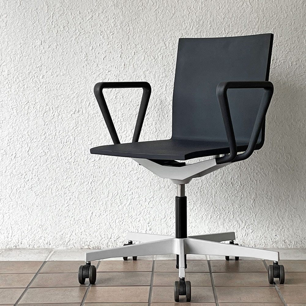 【用賀店】ヴィトラ vitra ゼロフォー 04. スタジオチェア デスクチェア アームレスト付 ブラック マールテン・ヴァン・セーヴェレン 昇降機能 定価202,400円 買取させていただきました。