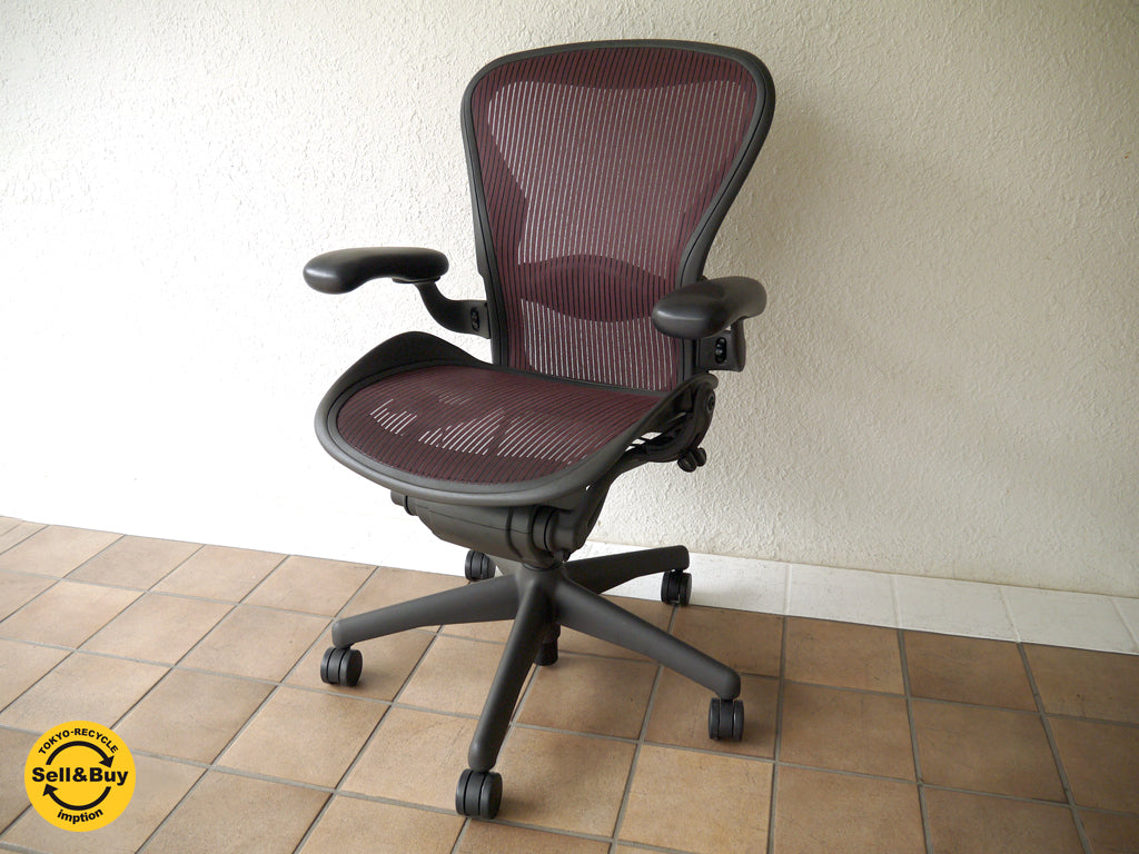 ハーマンミラー Herman Miller アーロンチェア Aeron Chair ランバーサポート ・ フル装備 ・ Bサイズ （ Medium ） ペクリル ＝ クラシック・希少レッド （ ボルドー系 ） デスクチェア オフィスチェア タスクチェア エルゴノミクスチェア 参考価格￥183,600- 買い取りしました！ 用賀店 出張買取もお任せ下さい。