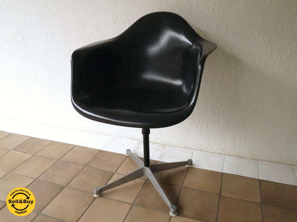 ハーマンミラー HermanMiller アームシェルチェア Arm shell chair 現行 美品 FRP製 ブラックシェル × 希少 70’s ビンテージ 昇降 & 水平回転機能付き 旧4本脚 コントラクトベース ＝ PAC ミッドセンチュリー MoMA C&R. イームズ Eames 名作チェア 新着商品 買い取りしました！