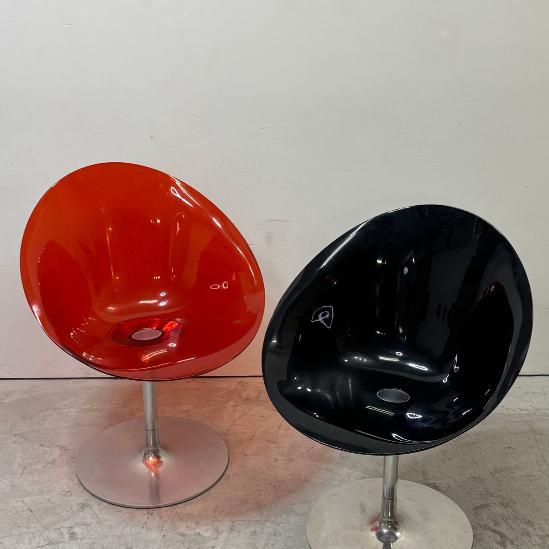 【祖師ヶ谷大蔵店】カルテル Kartell エロエス ERO S ダイニングチェア クリスタル 1本脚 回転式 フィリップスタルク Philippe Starck スペースエイジ イタリアンモダン ブラック オレンジレッド 買取させていただきました。