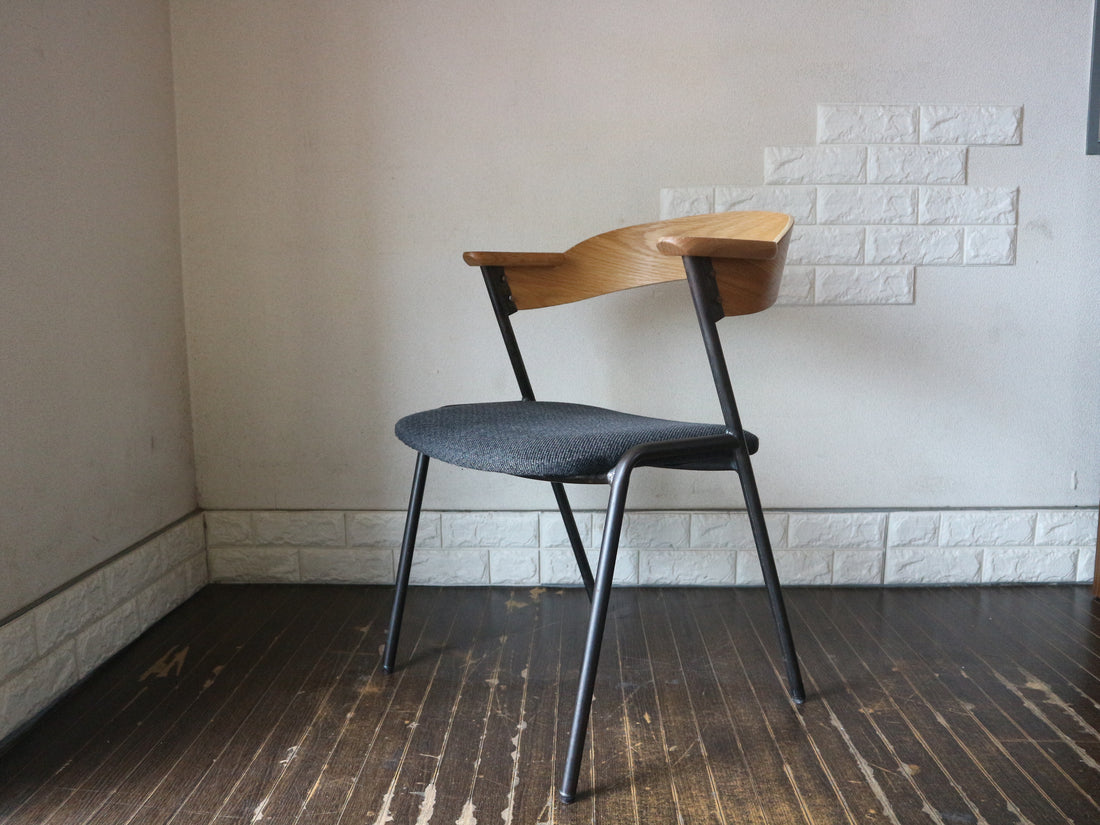アデペシュ a.depeche ダニス danis ダイニングチェア ショートアーム チャコールモッシュブラック アッシュ材 カフェスタイル × 2脚　中古品  買い取りしました。