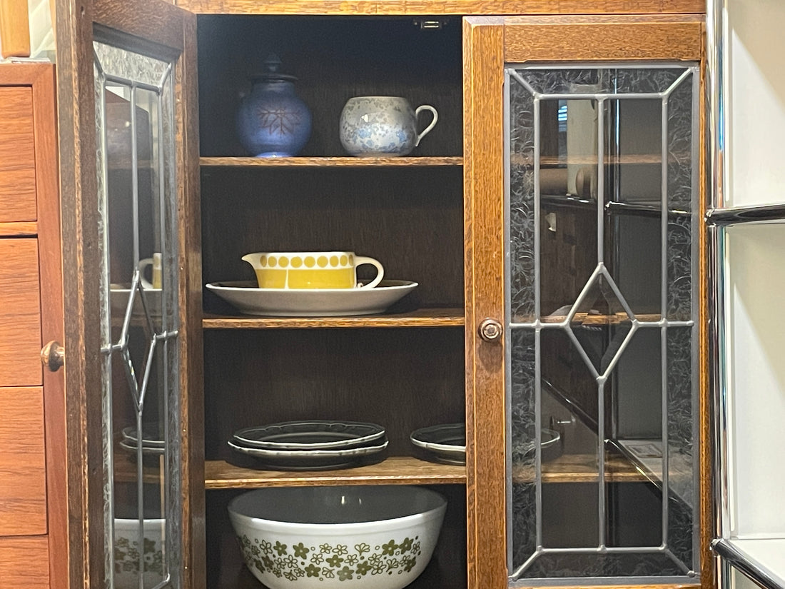 三越家具 ブルージュ Brugge CDB21 キャビネット カップボード 食器棚 オーク材 ステンドグラス 現カントリーハウス クラシカル 定価￥264,000- ～ さすがのデザインと造り 三越の家具 ～