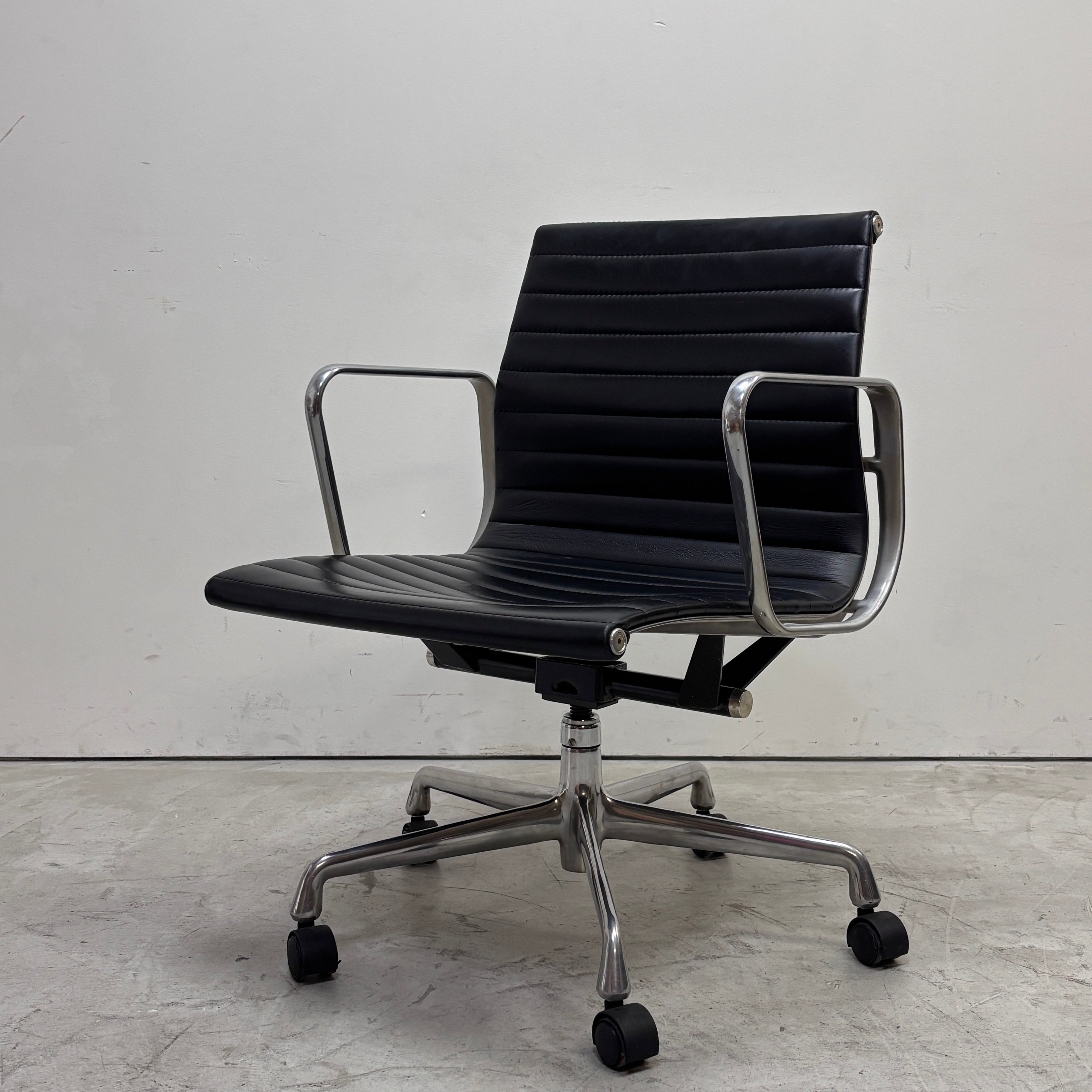 ハーマンミラー Herman Miller アルミナムグループ マネジメントチェア 本革 ブラック 5本脚 キャスター付 買取させていただきました。