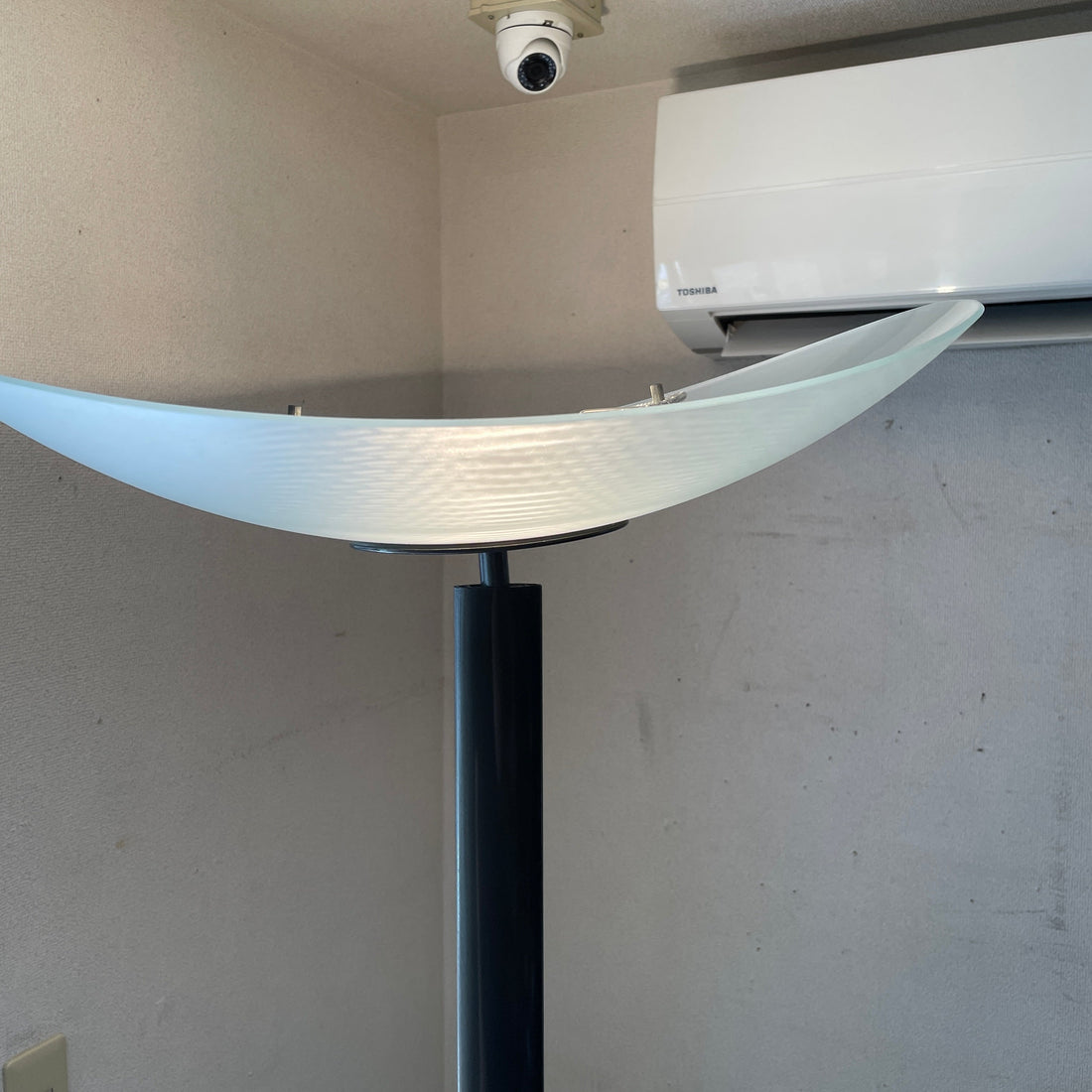 アルテミデ Artemide テベ Tebe フロアライト スタンドライト アッパーライト H193cm フロストガラスシェード エルネスト・ジスモンディ イタリアモダン 廃番 ～ 日常に馴染むアート ～