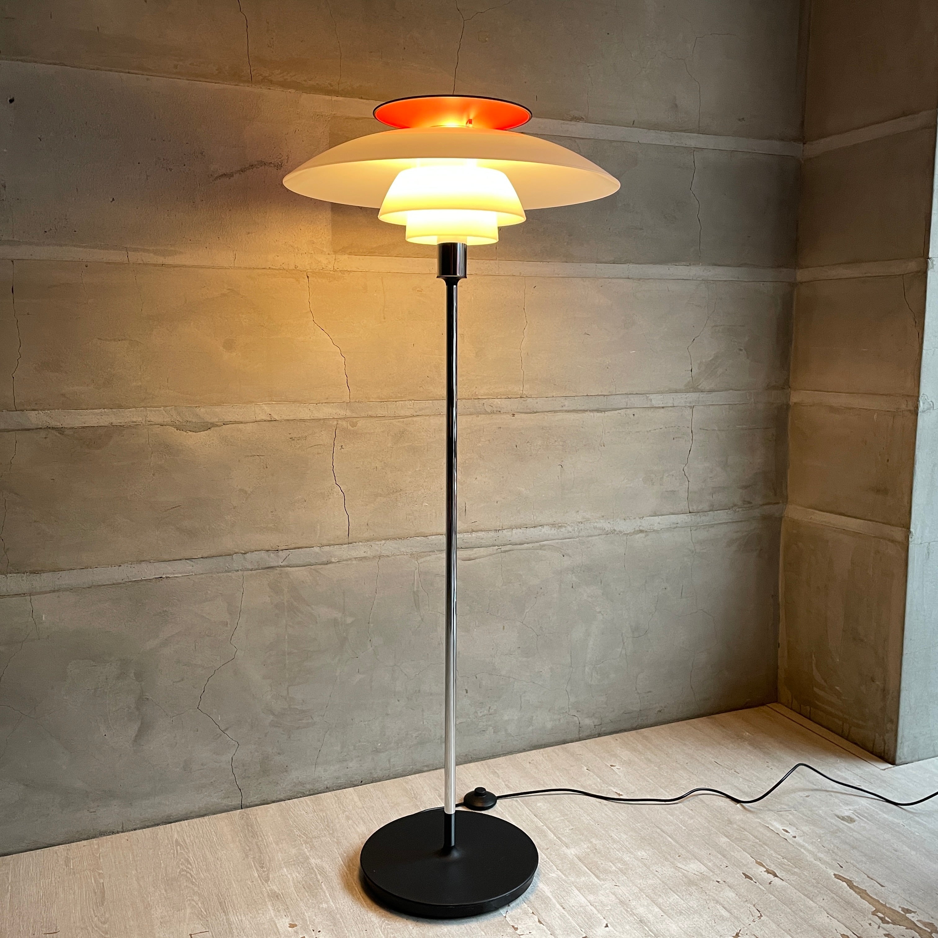 【学芸大学店】ルイスポールセン Louis Poulsen PH80 フロアライト フロアランプ シルバークローム 乳白色アクリルシェード ポール・ヘニングセン 北欧照明 ♪ 買取させていただきました。