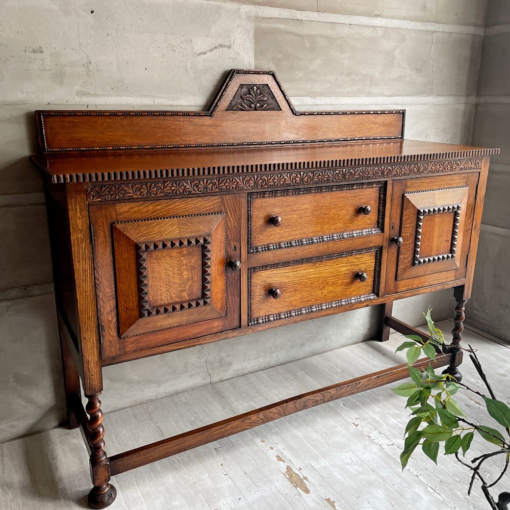 UKアンティーク サイドボード リビングボード オーク無垢材 ツイストレッグ 英国家具 ビンテージ ～ 上品な雰囲気の中にパンクの香り ～