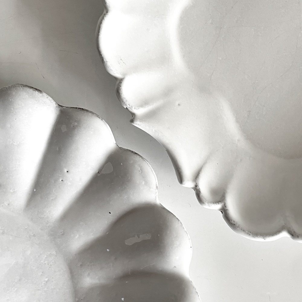 【自由が丘店】アスティエ・ド・ヴィラット ASTIER de VILLATTE ヴィクターコレクション The Victor Collection アスティエ・ド・ヴィラット Astier de Villatte プレート ＆ マーガレット Marguerite ティーカップ ソーサー 陶器 フランス 買取させていただきました。