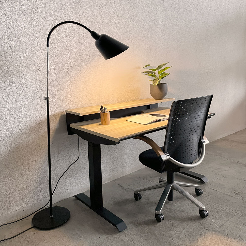 コクヨ KOKUYO ハイエンドシリーズ シークエンス SEQUENCE 電動昇降デスク W1150 チルト可 ベーシックレバー ハイグレードカラー ウォームミディアム天板 × ブラック脚 参考価格294,910円の品 ～ 環境や姿勢の変化等ワーカーに寄り添い、空間さえも美しく整える革新的デスク ～