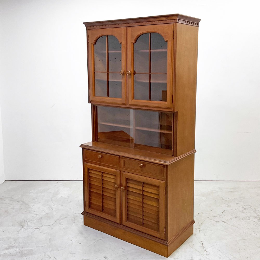 【祖師ヶ谷大蔵店】カントリースタイル Country Style カップボード キャビネット 食器棚 ガラス扉 ガラス引き戸 木製2ドア 抽斗2杯 クラシカルデザイン 買取させていただきました。