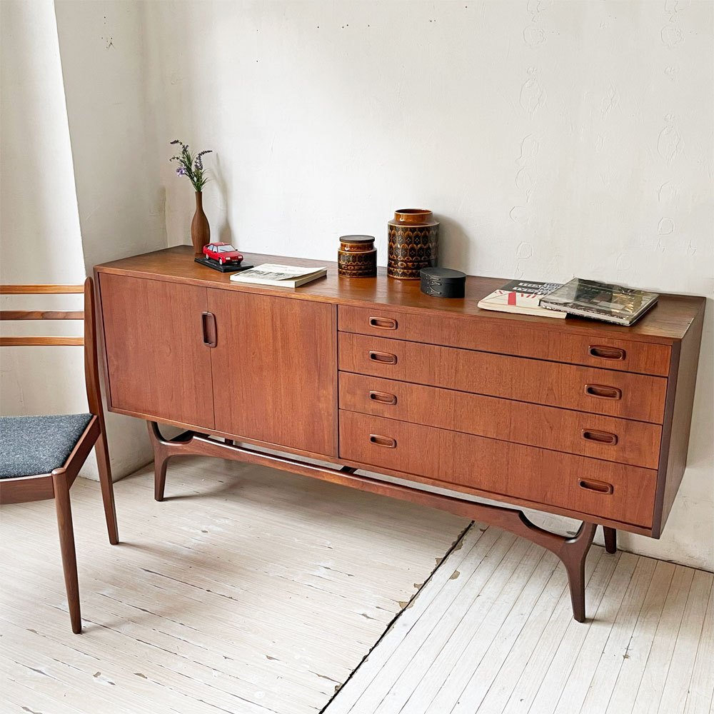 【下北沢店】タイムズ・ファニッシング TIMES FURNISHING社 チーク材 サイドボード キャビネット W176cm 北欧スタイル 英国 UKビンテージ 買取させていただきました。