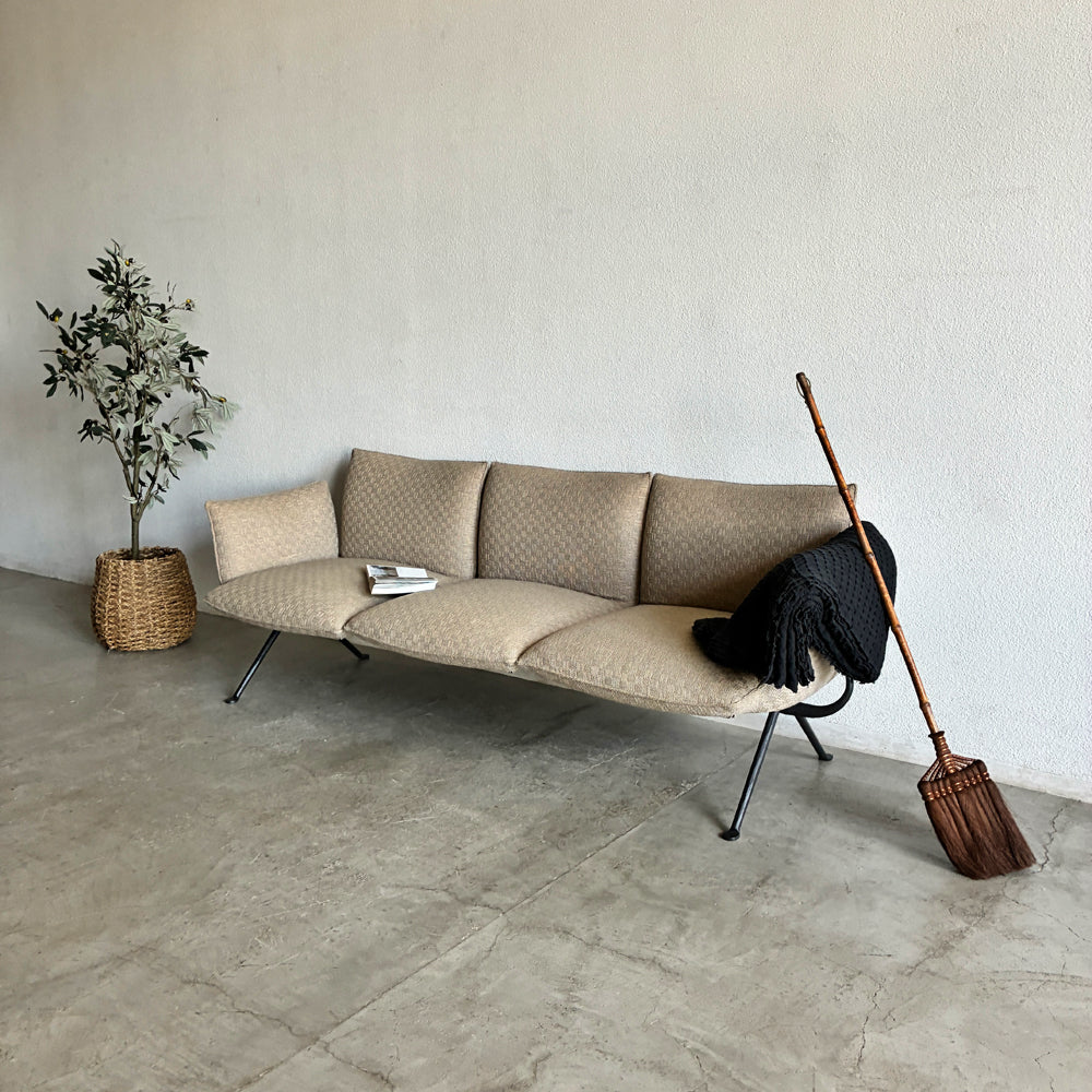マジス MAGIS オフィチーナ ソファ Officina Sofa 3人掛け ロナン & エルワン・ブルレック Ronan & Erwan Bouroullec , 2017 定価約124万円 ～ 鍛鉄肌に刻まれた槌目が使い手や空間に息吹を与える ～