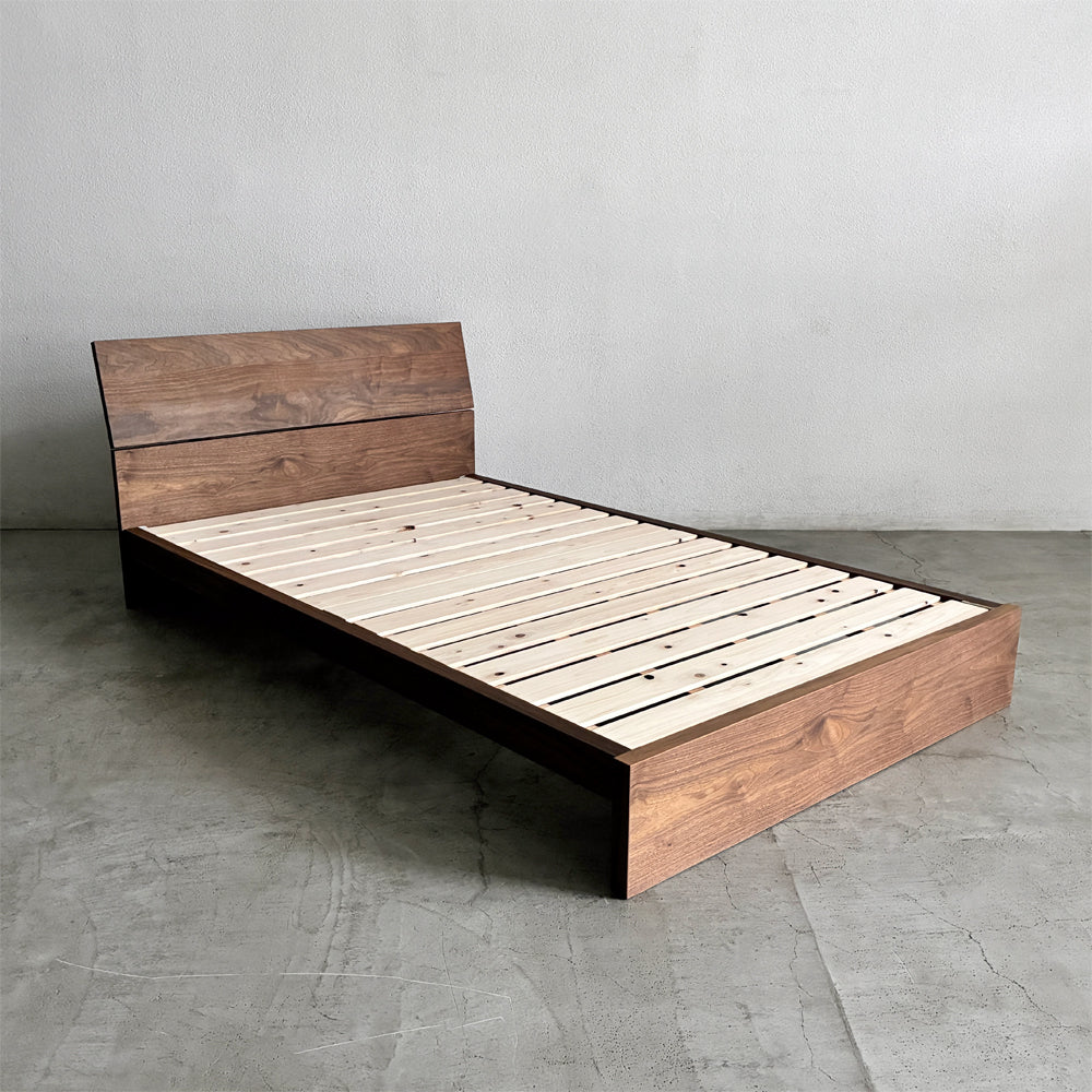 【登戸BASE店】マスターウォール MASTERWAL レヴィ ベッド LEVY BED ベッドフレーム LVBD-SD-WN ロータイプ ステージベッド W123×D208.4×H73.8、FH23cm セミダブルサイズ 無垢ウォールナット材使用 オイル仕上げ 床板すのこタイプ 受注生産品 定価￥212,300の品 買取させていただきました。