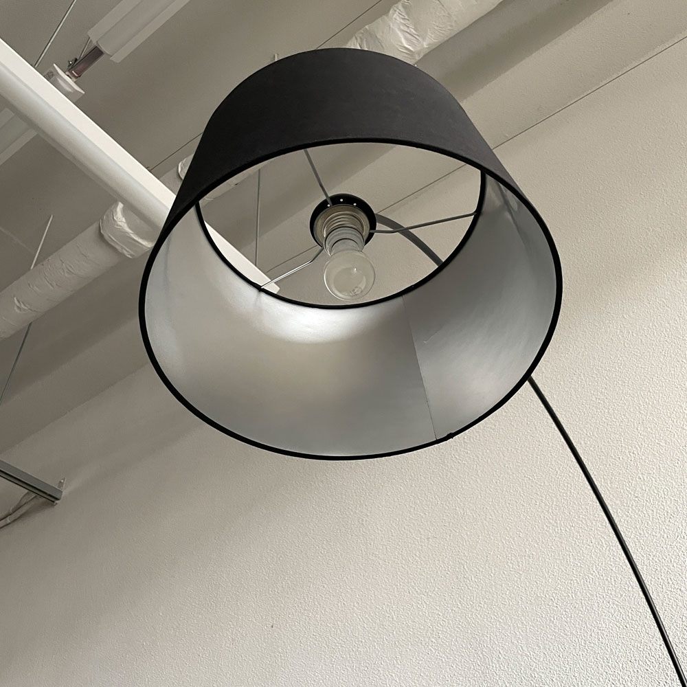 ボーコンセプト BoConcept クタ Kutaフロアランプ H200cm スタンドライト リビング照明 フロアスタンド H200cm ブラックメタル デンマーク 北欧家具 参考価格16.9万円 ～ アーバンダニッシュモダンを体現するスタイリッシュ且つフレキシブルなフロアランプ ～