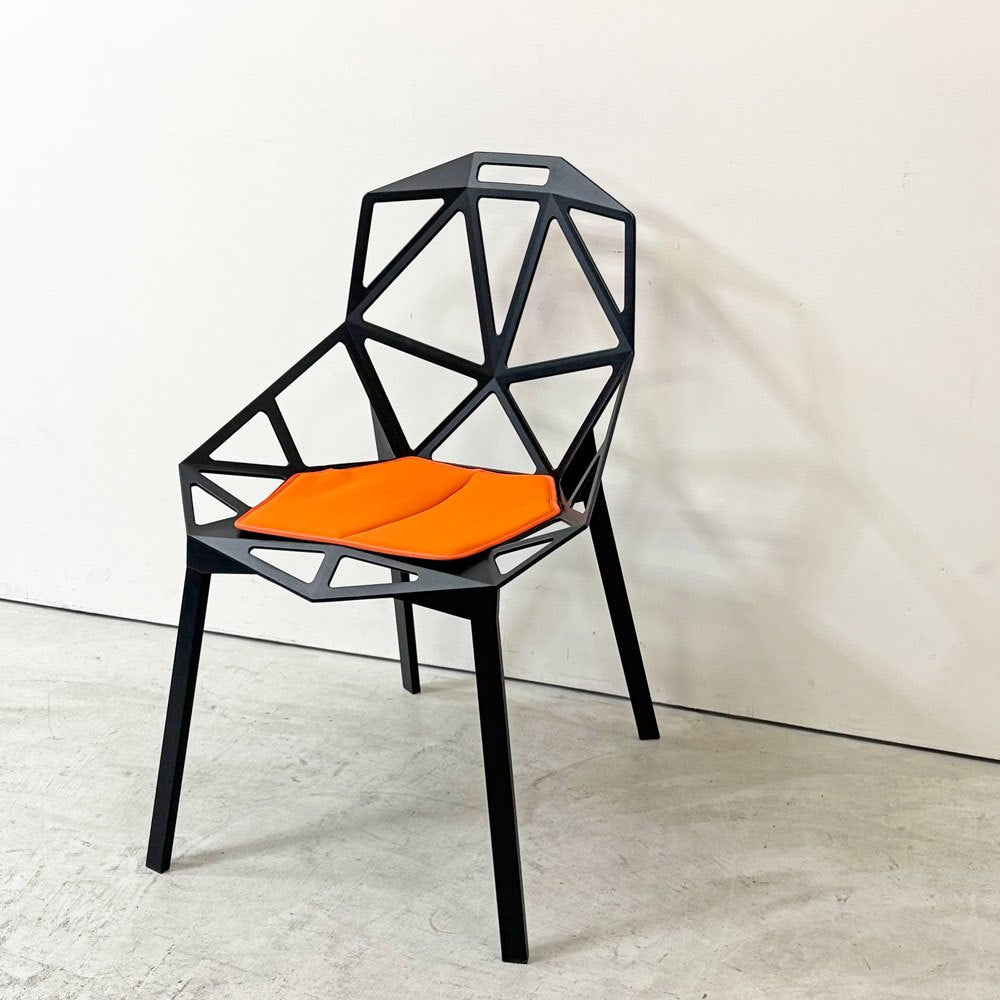 【祖師ヶ谷大蔵店】マジス MAGIS チェアワン CHAIR ONE ダイニングチェア コンスタンチン・グルチッチ スタッキング 屋外使用可 ブラック × オレンジ シートクッション付 イタリア 買取させていただきました。