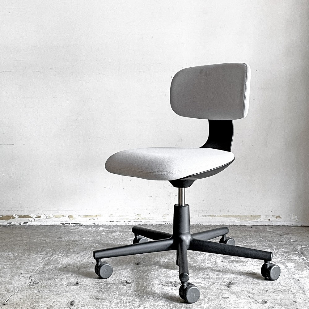 【自由が丘店】ヴィトラ vitra ルーキー Rookie デスクチェア キャスターチェア コンスタンチン・グルチッチ グレー系ファブリック 定価￥66,000- 買取させていただきました。