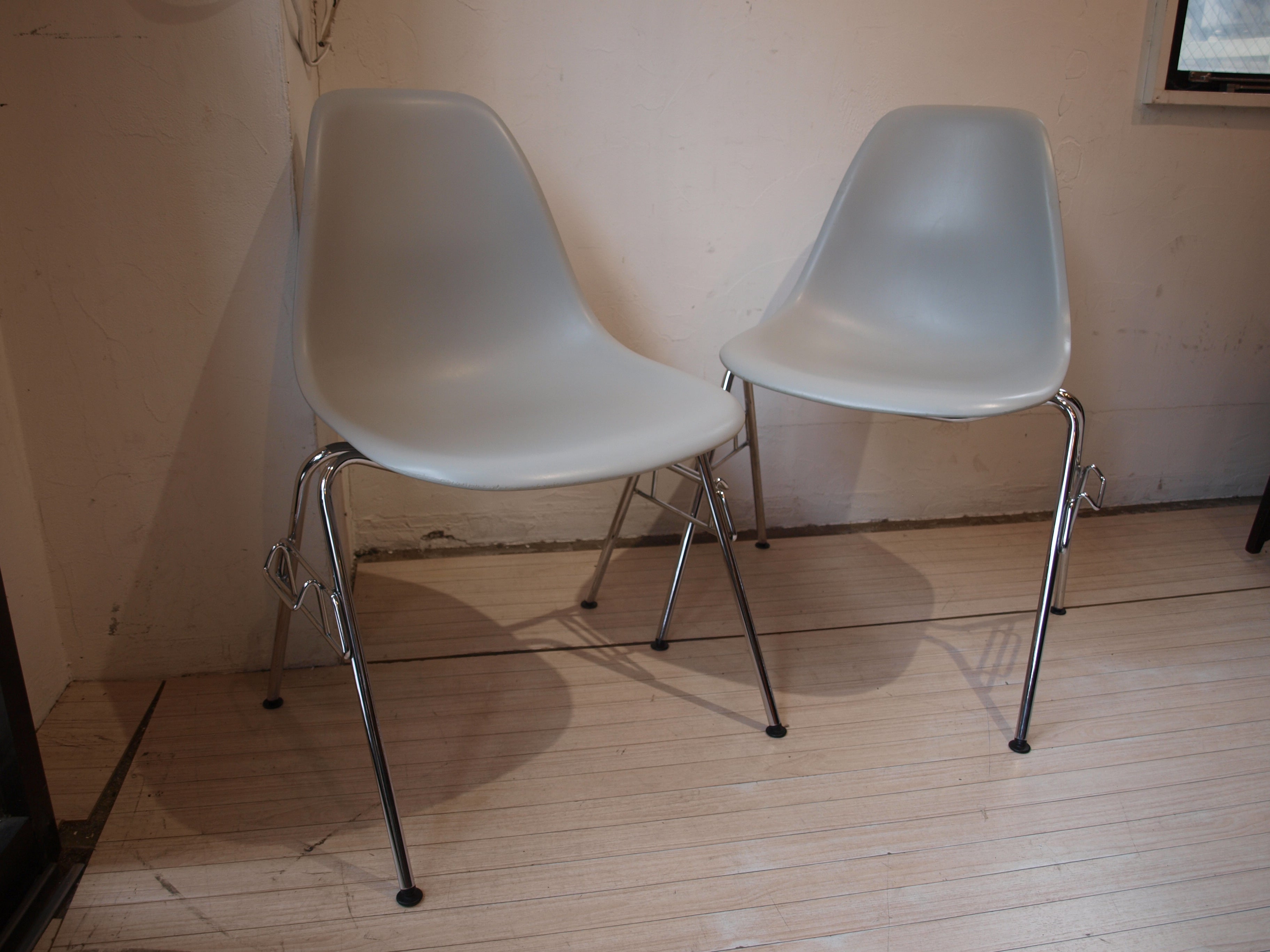 サイドシェルチェア Side shell chair ヴィトラ Vitra Swiss Eames スタッキングベース DSS グレー 中古品 買い取りしました。下北沢店 出張買取もお任せ下さい。