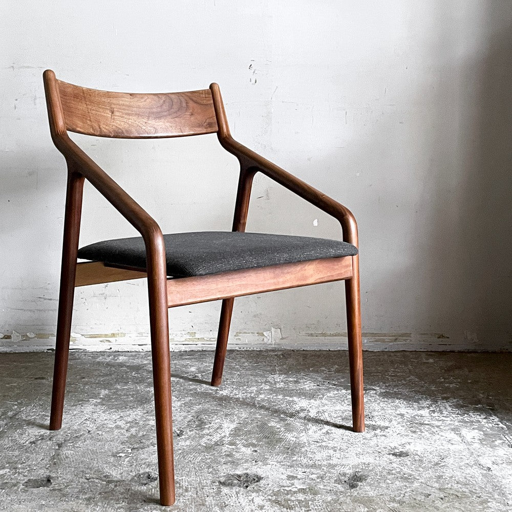 【自由が丘店】宮崎椅子製作所 ペペチェア PEPE side chair 背無垢タイプ ウォールナット ファブリックシート グレー系 フィンガージョイント 村澤一晃 計2脚 買取させていただきました。