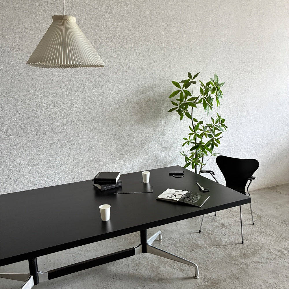 ハーマンミラー Herman Miller ビンテージ イームズ Eames レクタンギュラー セグメンテッドベース テーブル W2300 デスク 参考価格 約65万 USA ミッドセンチュリー ダイニング オフィス ミーティング カンファレンス 会議用 ～ スタイリッシュなOA家具の先駆けとなるイームズの傑作システムテーブル ～