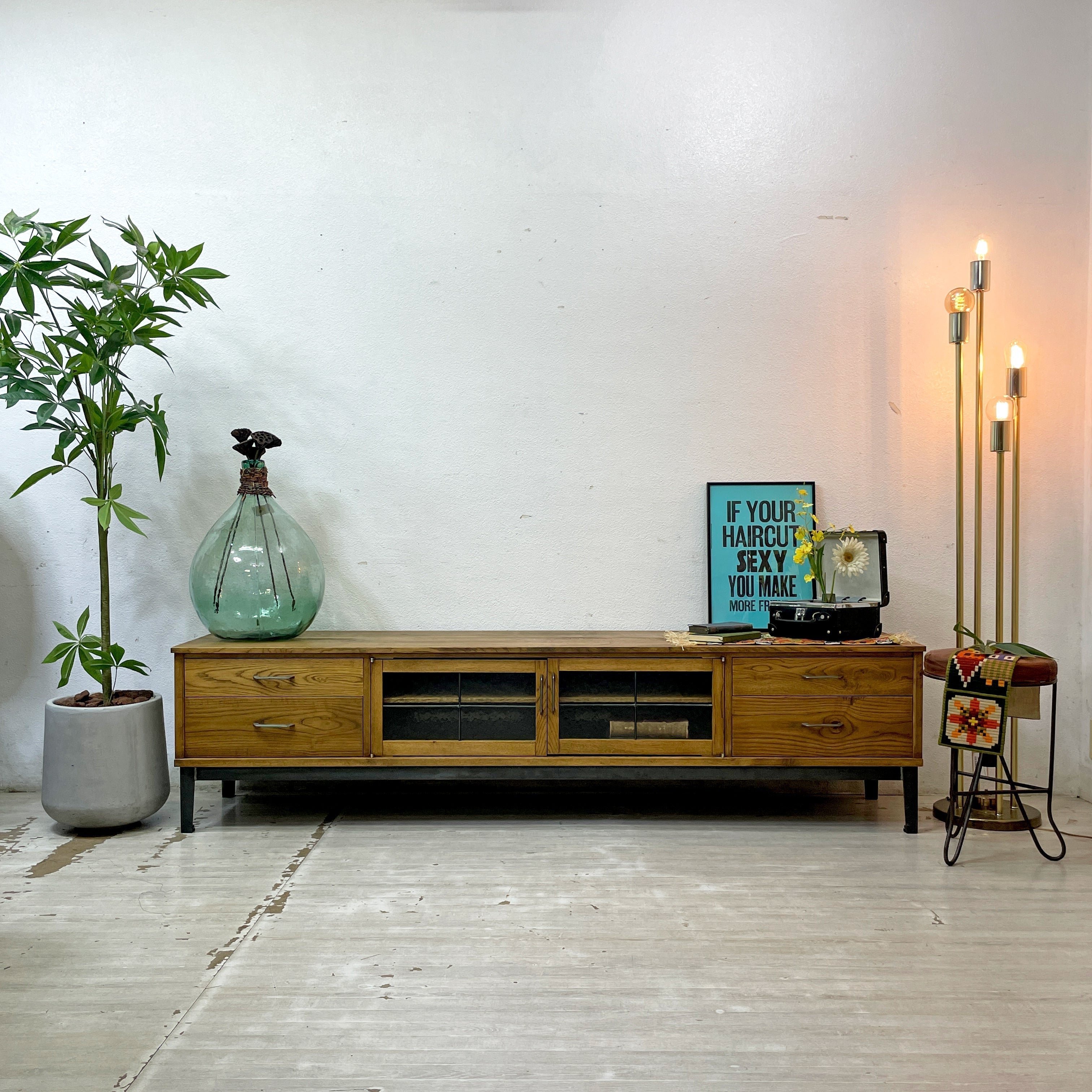 トラックファニチャー TRUCK FURNITURE ガット ローボードGATTO LOW BOARD ナラ無垢材 鋳鉄製ハンドル 可動棚 アジャスター付き 定価¥456,500-　～唯一無二の存在感