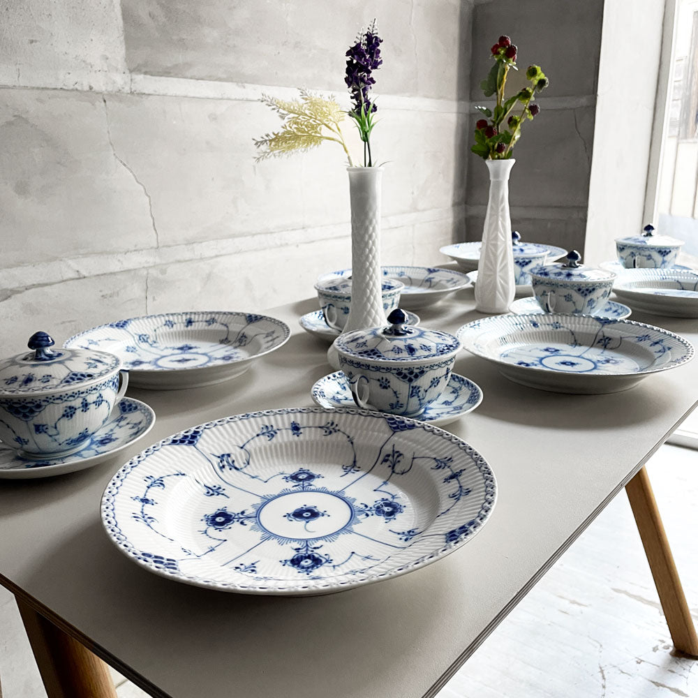 ロイヤルコペンハーゲン ROYAL COPENHAGEN ブルーフルーテッド ハーフレース スープカップandソーサー & ディーププレート 25.5cm 陶器 北欧食器 廃番 箱付き 未使用 美品～年越しは洋風ディナーの後で～