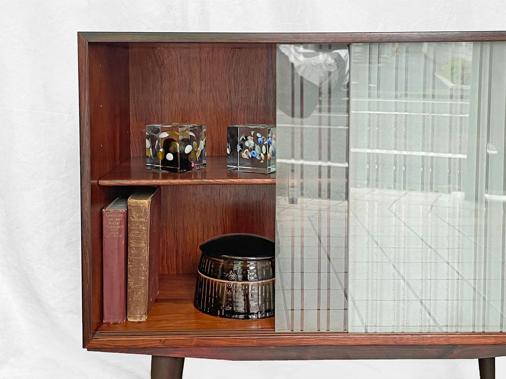 デンマークビンテージ Danish vintage ローズウッド ガラスキャビネット ストライプモチーフ 北欧家具 ミッドセンチュリー ～ デンマークの職人が丹精込めて作り上げた、希少なビンテージアイテム。 ～