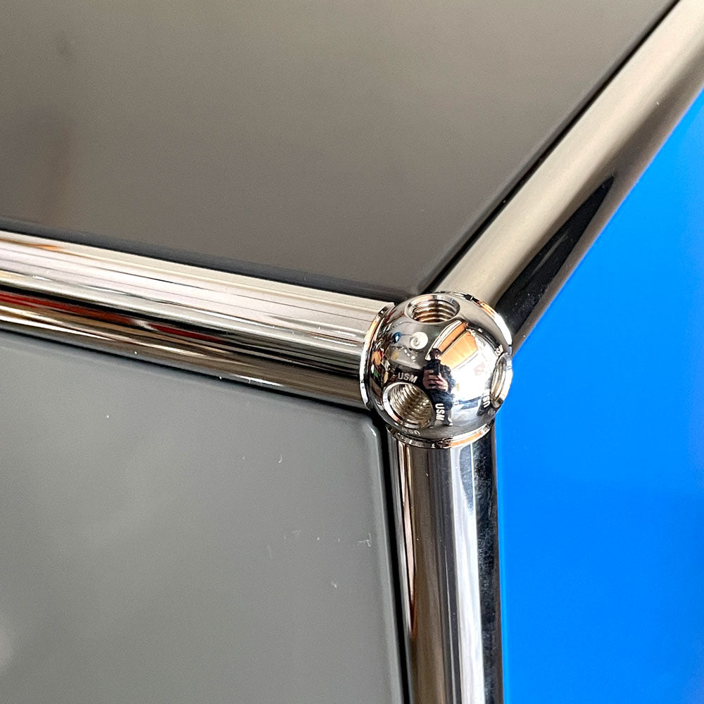 ユーエスエムハラー USM Haller モジュラーファニチャー ハラーシステム キャビネット シェルフ 1列3段 ドロップダウンドア×3 ミッドグレー×ジェンシャンブルー×アントラサイト スイス ～ 魅せる収納 ～