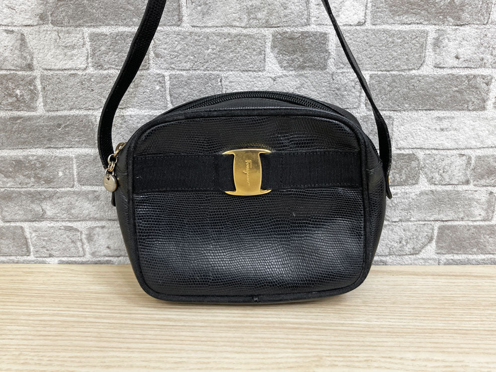 サルヴァトーレフェラガモ Salvatore Ferragamo ヴァラ VARA ショルダーバッグ レザー ブラック×ゴールド イタリア 中古品 買い取りしました。