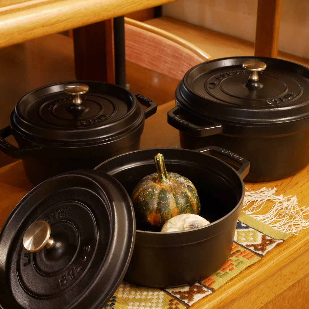 【祖師ヶ谷大蔵店】ストウブ STAUB ピコ ココット ラウンド 両手鍋 ブラック 20cm ＆ 24cm 鋳物 キャセロール ガス オーブン IH対応 フランス 買取させていただきました。