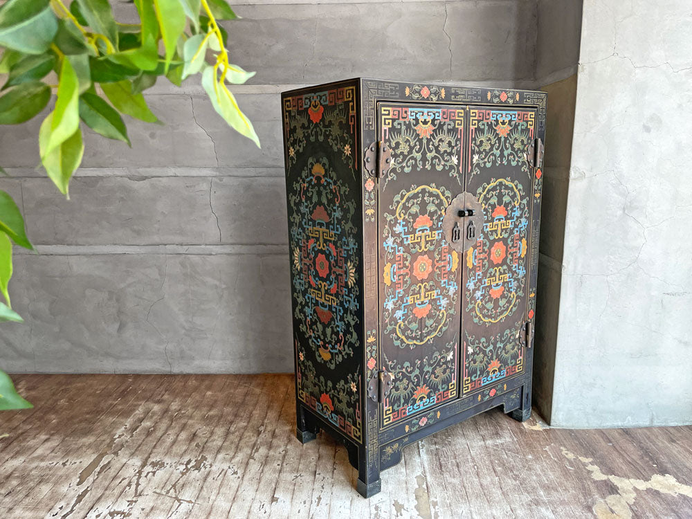 李朝家具 ハンドペイント 黒漆 キャビネット 真鍮金具 ビンテージ 収納棚 シノワズリー 中古品 買い取りしました。