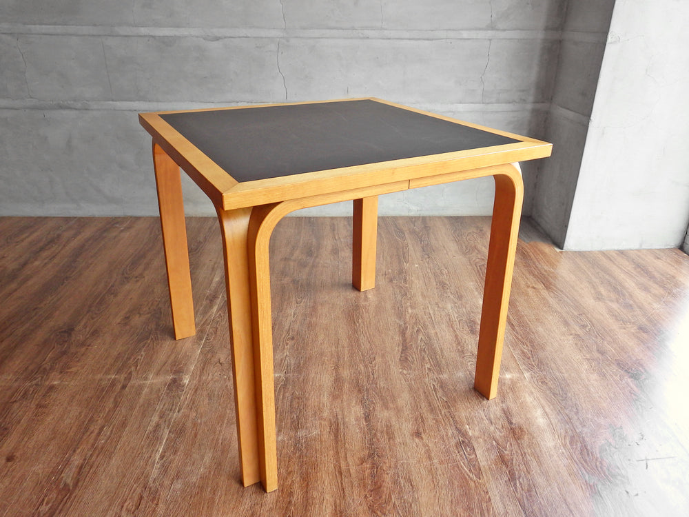 マグナスオルセン Magnus Olesen 2000シリーズ スクエア ダイニングテーブル リノリウム天板 R・ティエセン＆J・ソーレンセン Thygesen & Sorensen デンマーク 買い取りしました。