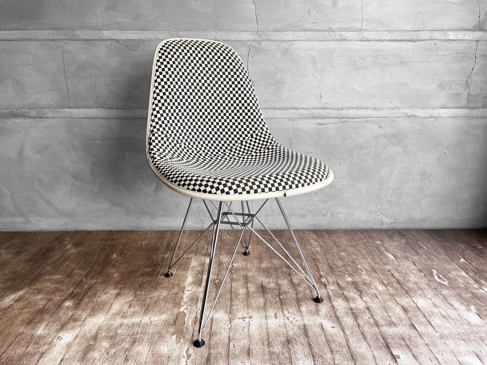 ハーマンミラー Herman Miller サイドシェルチェア フォース 4th エッフェルベース カバーイットオール付き maharam チェッカー モールホワイト イームズ 中古品 買い取りしました。