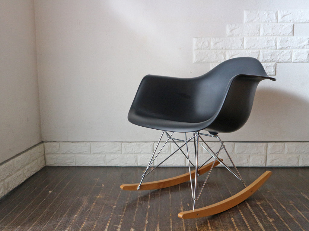 ハーマンミラー HermanMiller × ヴィトラ vitra. 廃盤 Wネーム アームシェルチェア 黒 ロッカーベース イームズ Eames ミッドセンチュリー　中古品  買い取りしました。