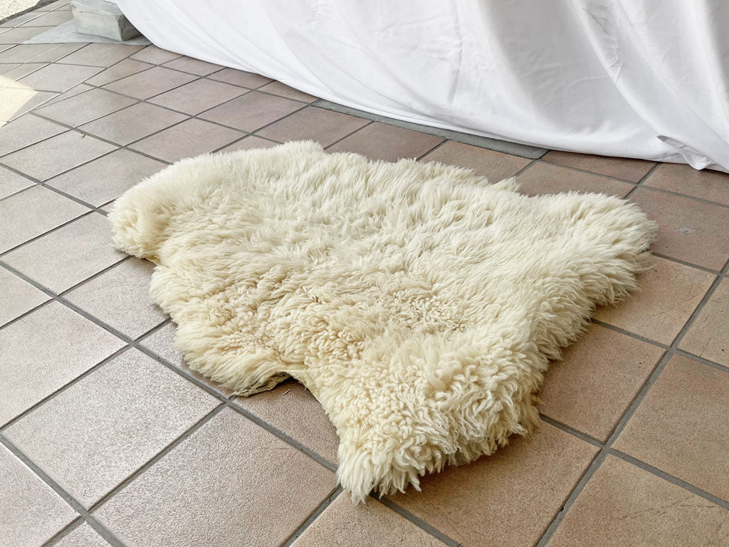 シープスキン SHEEPSKIN ムートンラグ ピースラグ 87×64cm 長毛 羊毛 アイボリー系 天然色 中古品 買い取りしました。
