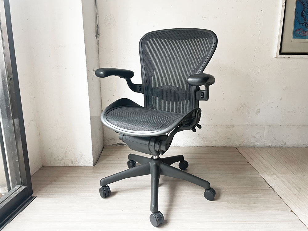 ハーマンミラー Herman Miller アーロンチェア Bサイズ フル装備 ランバーサポート グラファイトベース ビル・スタンフ ＆ ドン・チャドウィック バナナクッション新品 中古品 買い取りしました。