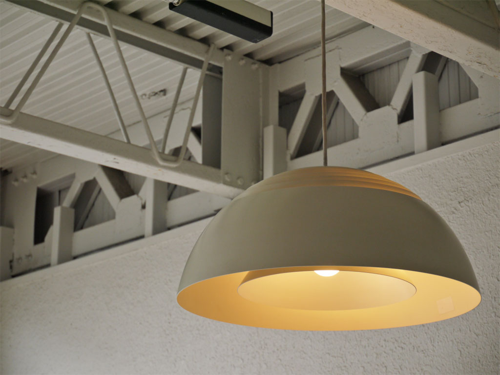 ルイスポールセン Louis Poulsen AJロイヤル AJ ROYAL 500 ホワイト ビンテージ アルネ・ヤコブセン Arne Jacobsen ペンダントライト 名作 中古品 買い取りしました。