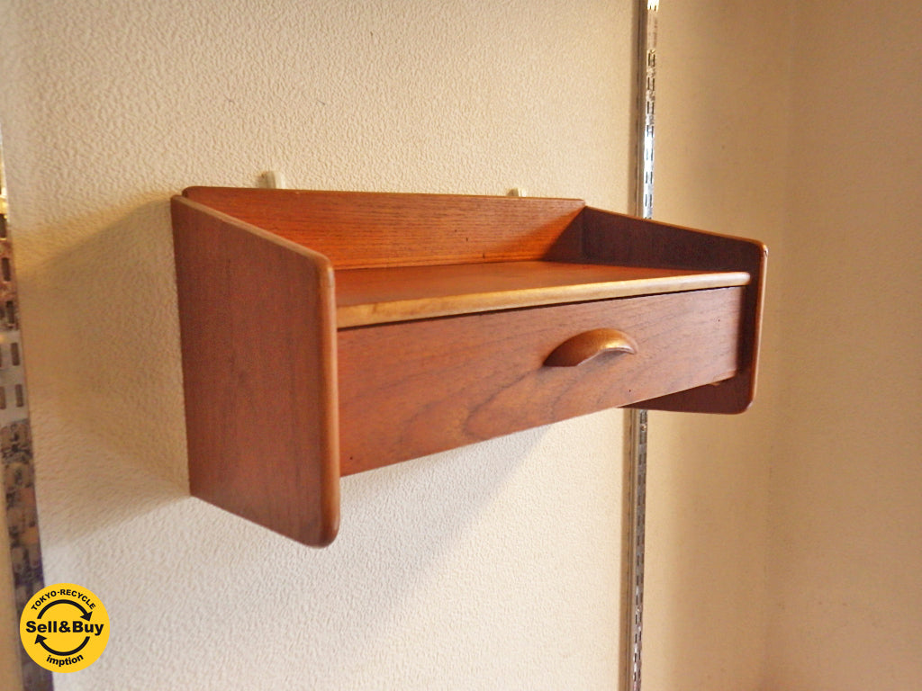 デンマーク ビンテージ チーク材 壁掛けシェルフ　～ワンランク上のお部屋作りにオススメのビンテージウォールシェルフ。～【 買取と販売とレンタルのお店 】